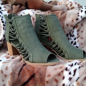 Adorable ankle shooties